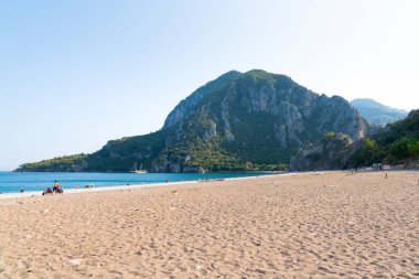 Olimpos, Antalya / Türkiye-24 Eylül 2020: İnsanlar antik kentin hemen yakınında yaz aylarında deniz ve kumun keyfini çıkarıyorlar.