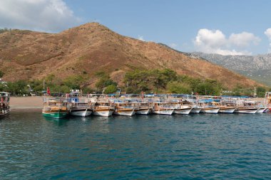 Adrasan, Antalya / Türkiye-25 Eylül 2020: Turizm tekneleri turistleri sahilde bekliyor.