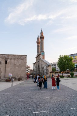 Sivas / Türkiye - 19 Eylül 2020: Çifte Minare Madrasah yolunda turistler (Cifte minareli medrese Türkçe) akşam, gece