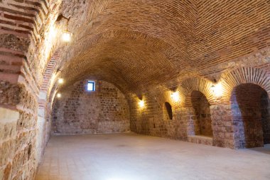 Midyat, Mardin, Türkiye - 17 Eylül 2020: Kırmızı tuğla ve taştan yapılmış Mor Gabriel Manastırı 'nın iç görünümü