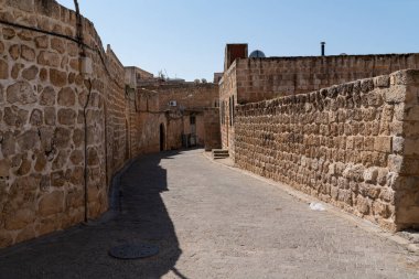 Taş binalar arasında kaldırım taşı caddesi, Midyat, Mardin, Türkiye
