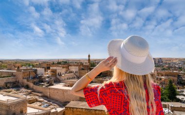 Turist kız Midyat City, Mardin, Türkiye 'nin panoramik manzarasını izliyor