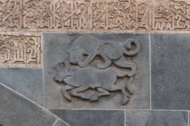Diyarbakır 'ın Ulu Camii' nin duvarına kazınmış aslan boğaya karşı mücadelesi