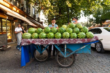 Sur, Diyarbakır, Türkiye - 17 Eylül 2020: Sokaktaki seyyar manav dükkanı. Su karpuzu satıcısı..