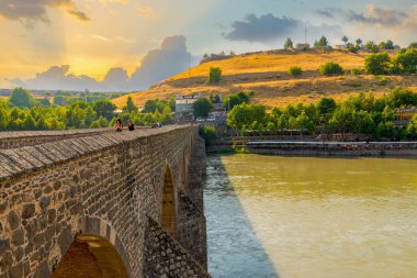 Diyarbakır, Türkiye - 17 Eylül 2020: On Gözlü Köprü (Türkçe Gözlü Kopru), Tigris Nehri üzerinde gün batımının altında tarihi köprü