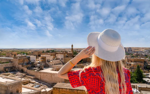 Dziewczyna Turystyczna Ogląda Panoramiczny Widok Midyat City Mardin Turcja — Zdjęcie stockowe