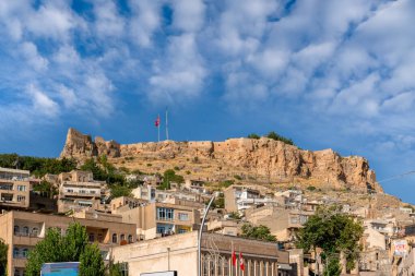 Mardin, Türkiye-9 Eylül 2020: Mavi gökyüzü altında panoramik Mardin Şatosu.