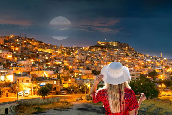 Tourist Girl Watch Moon Ancient Mardin City Night — Stock Photo, Image