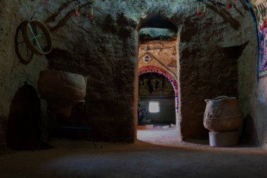 Sığınma evinde bazı temel aletlerle eski tarz bir hayat.