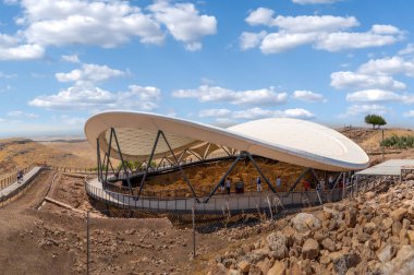 Şanlıurfa, Türkiye - 16 Eylül 2020: Göbeklitepe civarındaki turistler harabe.