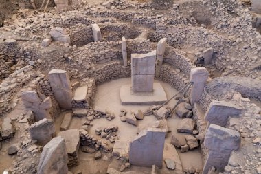 Göbekli Tepe, Türkiye 'nin Güneydoğu Anadolu Bölgesi' ndeki bir dağ sırtının tepesinde yer alan bir arkeoloji alanıdır..