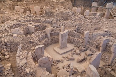 Göbekli Tepe, Türkiye 'nin Güneydoğu Anadolu Bölgesi' ndeki bir dağ sırtının tepesinde yer alan bir arkeoloji alanıdır..