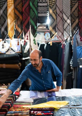 Sanli Urfa, Türkiye: 12 Eylül 2020: Sokak satıcısı Ortadoğu erkek fuları satıyor