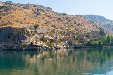 Türkiye 'nin Sanliurfa ilinin Halfeti ilçesinde batık camili Savasan Koyu