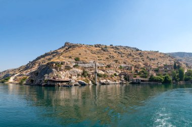 Türkiye 'nin Sanliurfa ilinin Halfeti ilçesinde batık camili Savasan Koyu