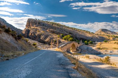 Severan Köprüsü, Nemrut Dagi ve Adiyaman yakınlarındaki bir Roma köprüsü. Roma İmparatoru Lucius Septimius Severus 'un kadim sütunlarıyla çevrili yol.