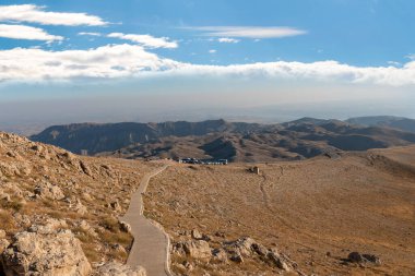 Otoparktan turistler için Nemrut Dağı 'na giden patika. Kahta, Adiyaman, Türkiye