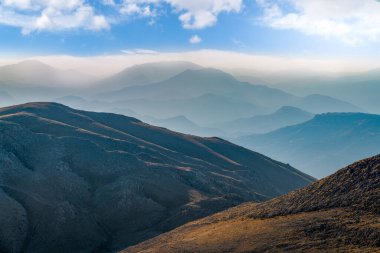 Adiyaman ilinin dağlık arazisi, Türkiye. Nemrut 'tan dağ manzarası