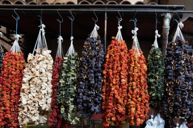 Markette sallanan kurutulmuş biber ve patlıcan.