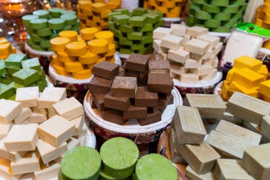 Farklı renklerde el yapımı sabunların satıldığı dükkan..