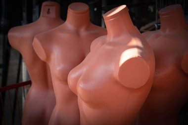 Sokaktaki kıyafetler için kadın mankenler. Kolları ve bacakları olmayan bir figür.