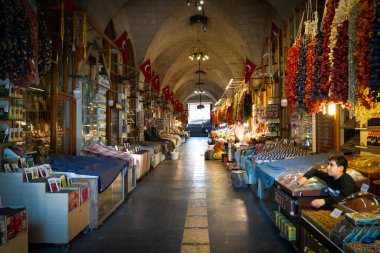 Gaziantep, Türkiye-14 Eylül 2020: Çeşitli dükkanlara sahip pazarın içi