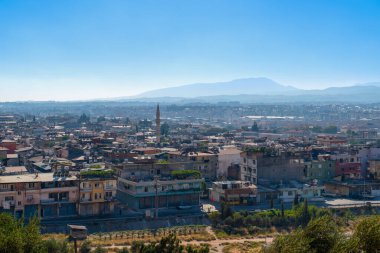 Hatay / Türkiye - 13 Eylül 2020: St. Pierre Kilisesi 'nin bulunduğu tepeden Hatay şehrinin panoramik manzarası