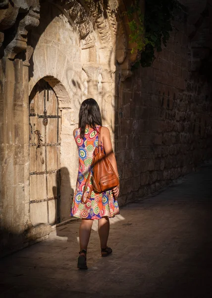 Back Rear View Tourist Girl Visiting Historical City Mardin Turkey — Stock Photo, Image