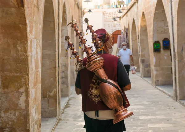 Mardin, Türkiye 'de salgın sırasında, Doğulu sokak satıcısının arka plan görüntüsü