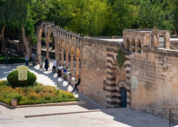Sanliurfa Turquía Septiembre 2020 Gente Disfruta Cerca Del Muro Mezquita —  Fotos de Stock