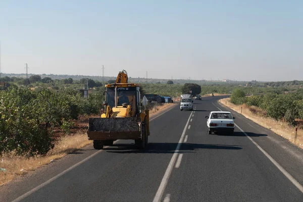 Halfeti Sanliurfa Turkiet September 2020 Grävmaskinen Kör Motorvägen — Stockfoto