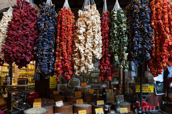 Gaziantep, Türkiye-14 Eylül 2020: Kurutulmuş biber ve patlıcan pazarda asılı