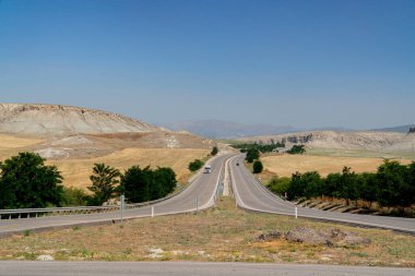 Yoğun olmayan bir şehir içi yolda trafik var.