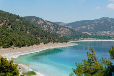 Ünlü beyaz renkli göl Salda plajı ve arka plandaki tepeler, Burdur, Türkiye.