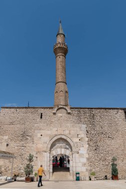 Egirdir / Isparta - 18 Temmuz 2020: Egirdir 'de mavi gökyüzü altında Hizirbey camii ve minaresinin dış görünümü.