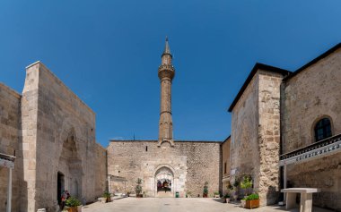Egirdir / Isparta - 18 Temmuz 2020: Egirdir 'de mavi gökyüzü altında Hizirbey camii ve minaresinin dış görünümü.