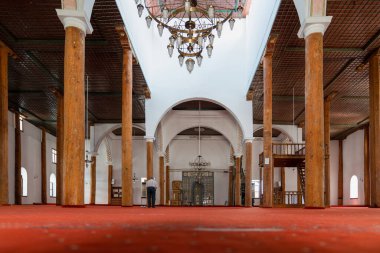 Egirdir / Isparta - 18 Temmuz 2020: Tarihi Hizirbey Camii 'nde ibadet eden Müslüman bir adam