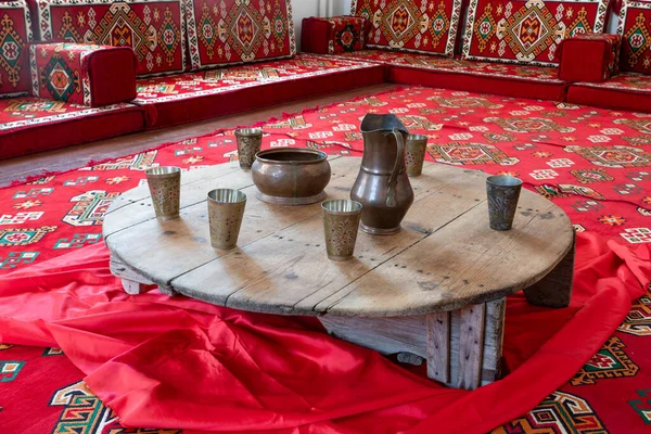 Starý Stůl Pohovka Turečtině Orientální Podlahou — Stock fotografie
