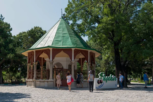 Aksehir, Konya / Türkiye - 18 Temmuz 2020: Güneşli bir günde turistlerle Nasreddin Hoca anıtı.