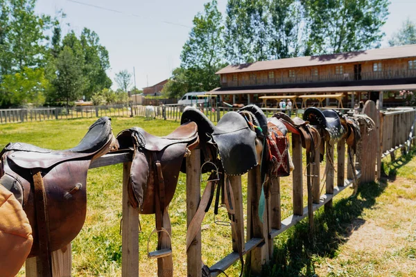 Många Läder Sadlar Trästaket Och Redo Att Sätta Hästryggen — Stockfoto