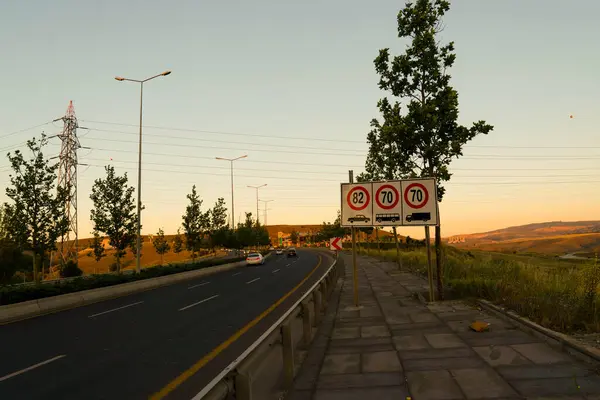 Анкара Турция Июля 2020 Автомобиль Заходе Солнца Знак Ограничения Скорости — стоковое фото