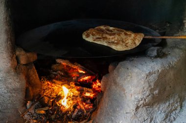 Türkiye 'nin kırsal kesiminde odun ateşinde gozme ekmeği yapmak