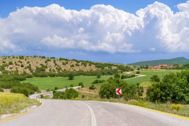 Köy yolu kıvrılıyor. Türkiye 'de köy hayatı. Kizilhamam, Ankara.