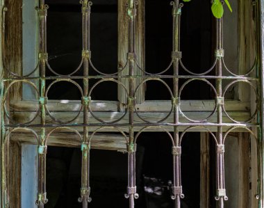 Kaynak yapmadan eski bir pencerenin demir parmaklıkları