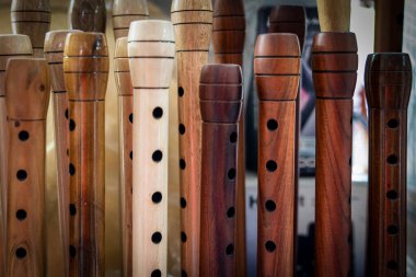 Müzik piyasasında satılık bir Türk müzik aleti olan mey 'nin seçici odağı