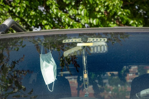 의료용 마스크 준비가 자동차 백미러에 매달려 코로나 바이러스하 에서의 새로운 — 스톡 사진