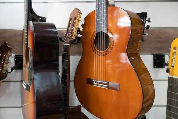 Foco Seletivo Guitarras Marrons Para Venda Uma Loja Música — Fotografia de Stock
