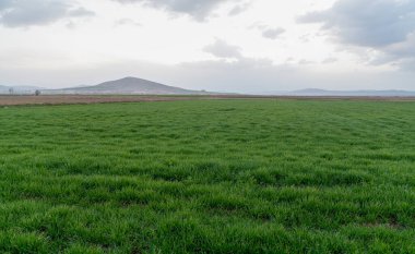 Adacal Hill, Emirdağ, Afyonkarahisar, Türkiye 'de güneş ışığı alan dramatik siyah ve kırmızı bulutlar