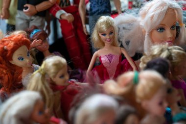 Ankara, Türkiye-5 Ocak 2020: Bit pazarındaki kadın plastik oyuncaklar, seçici odaklı.