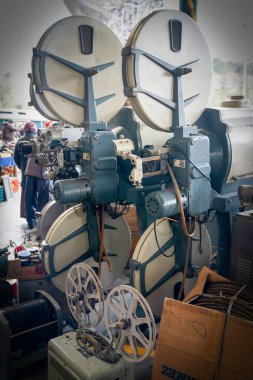 Ankara, Türkiye-2 Şubat 2020: Bit pazarında satılık eski film projektörü.
